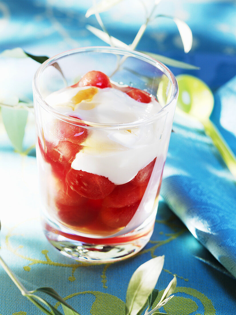 Wassermelone mit Joghurt und Honig in einem Glas