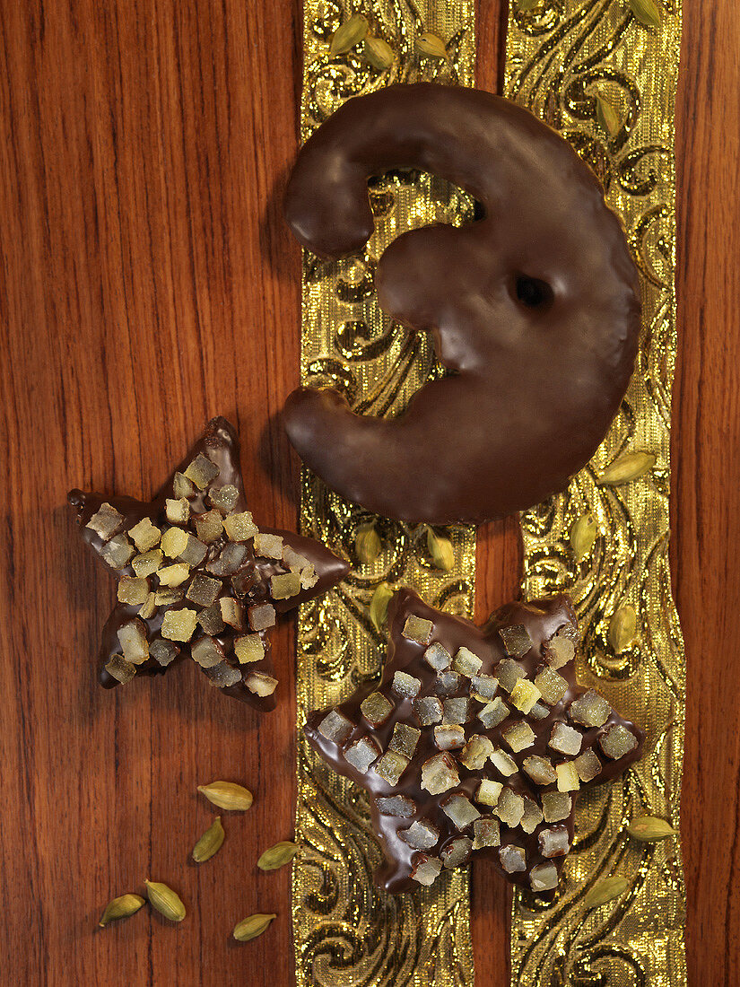 Schokoladen-Lebkuchen in Mond- und Sternform