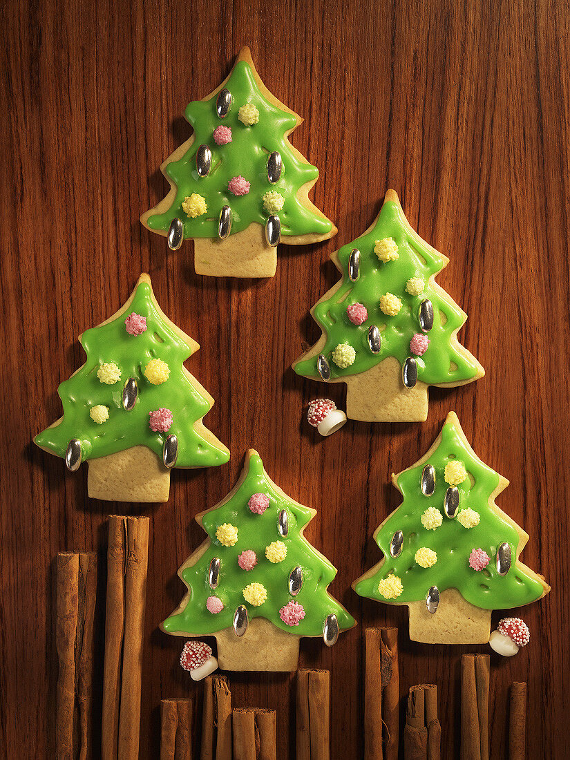 Five iced Christmas tree biscuits (Spekulatius)