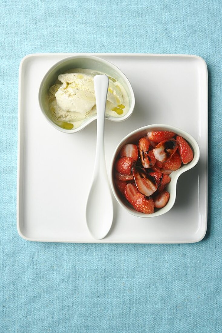 Mit Balsamico marinierte Erdbeeren und Olivenöl-Eis