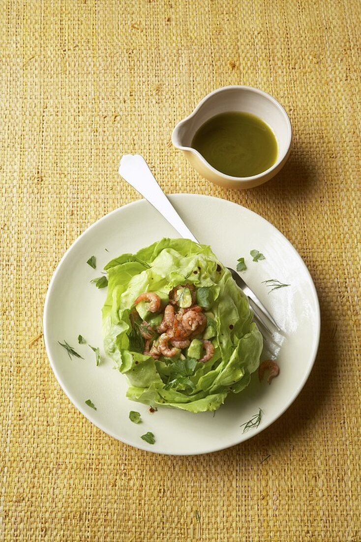 Avocado-Krabben-Salat auf Kopfsalatblättern mit Dressing