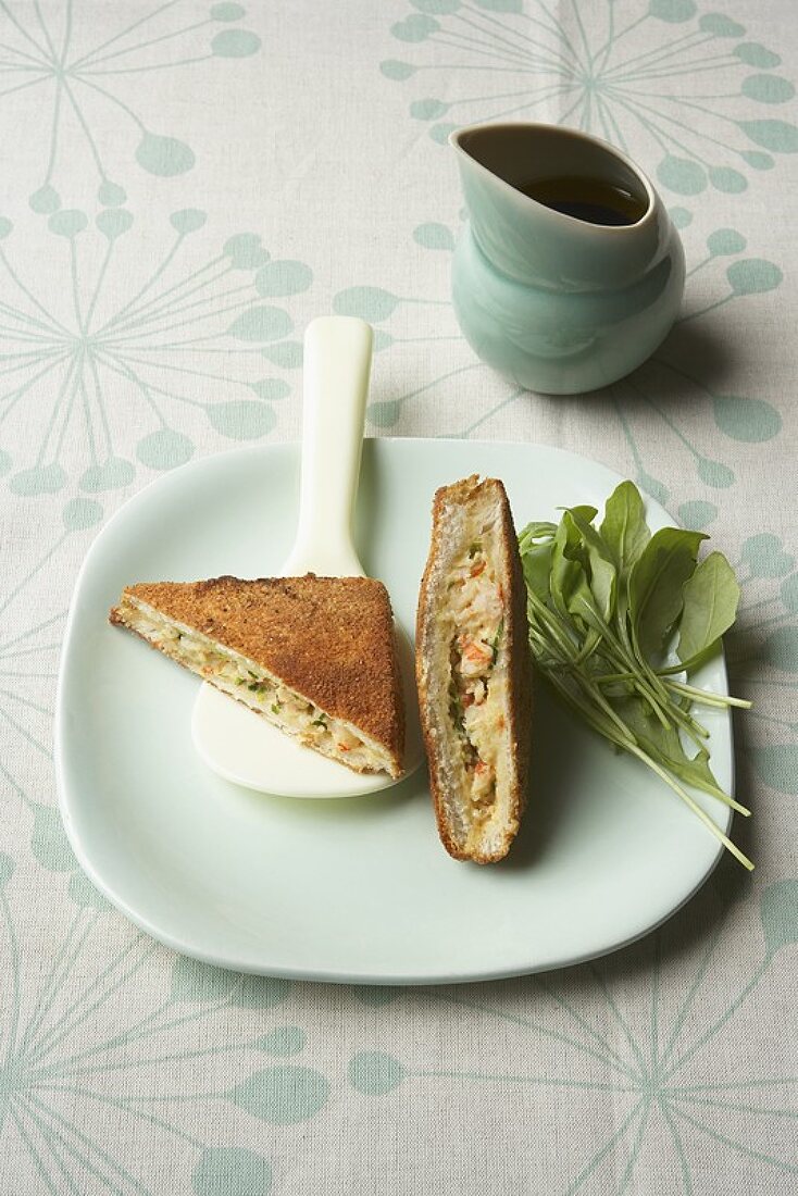 Croque Monsieur mit Taschenkrebsfleisch gefüllt