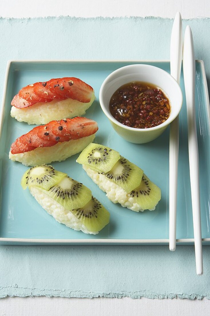 Süsses Sushi mit Kiwi, Erdbeeren und scharfem Dip