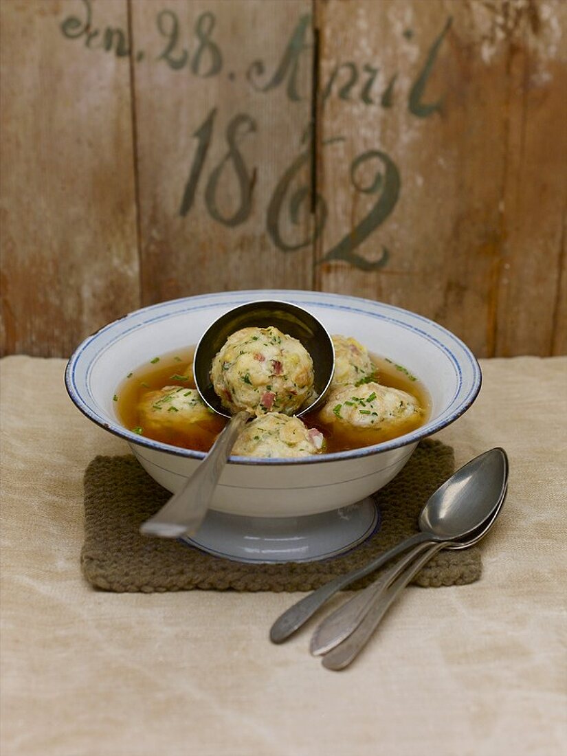 Speckknödel-Suppe in einer Suppenterrine