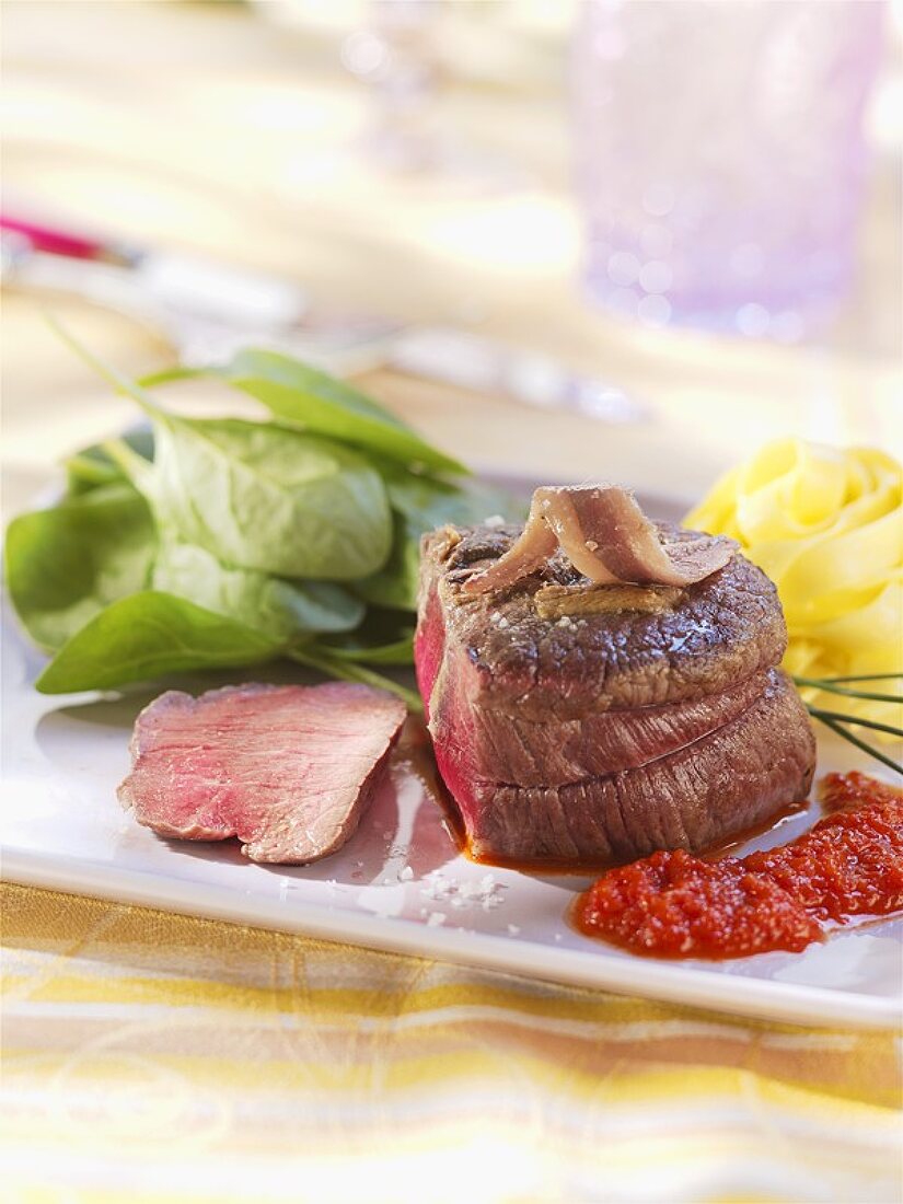 Gebratanes Filet-Steak mit Sardellen und Tomatensauce