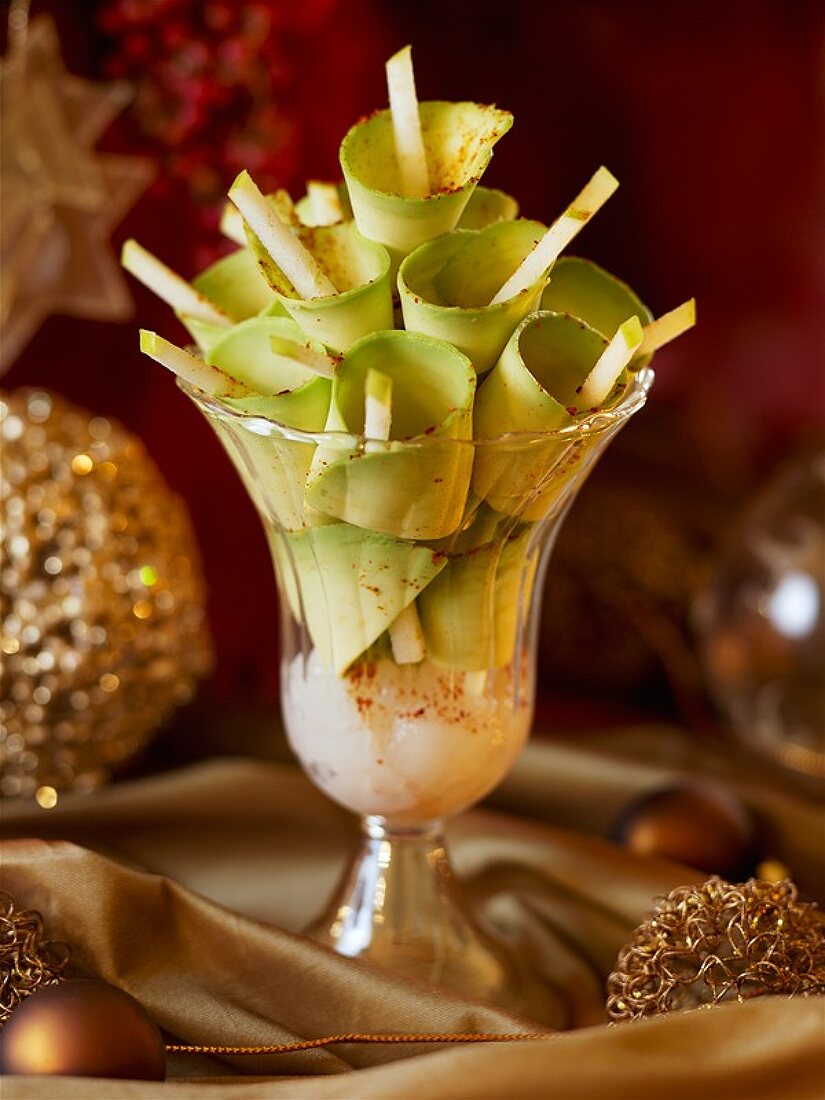 Avocado-Röllchen mit Apfel-Sticks, Joghurt und Cayennepfeffer