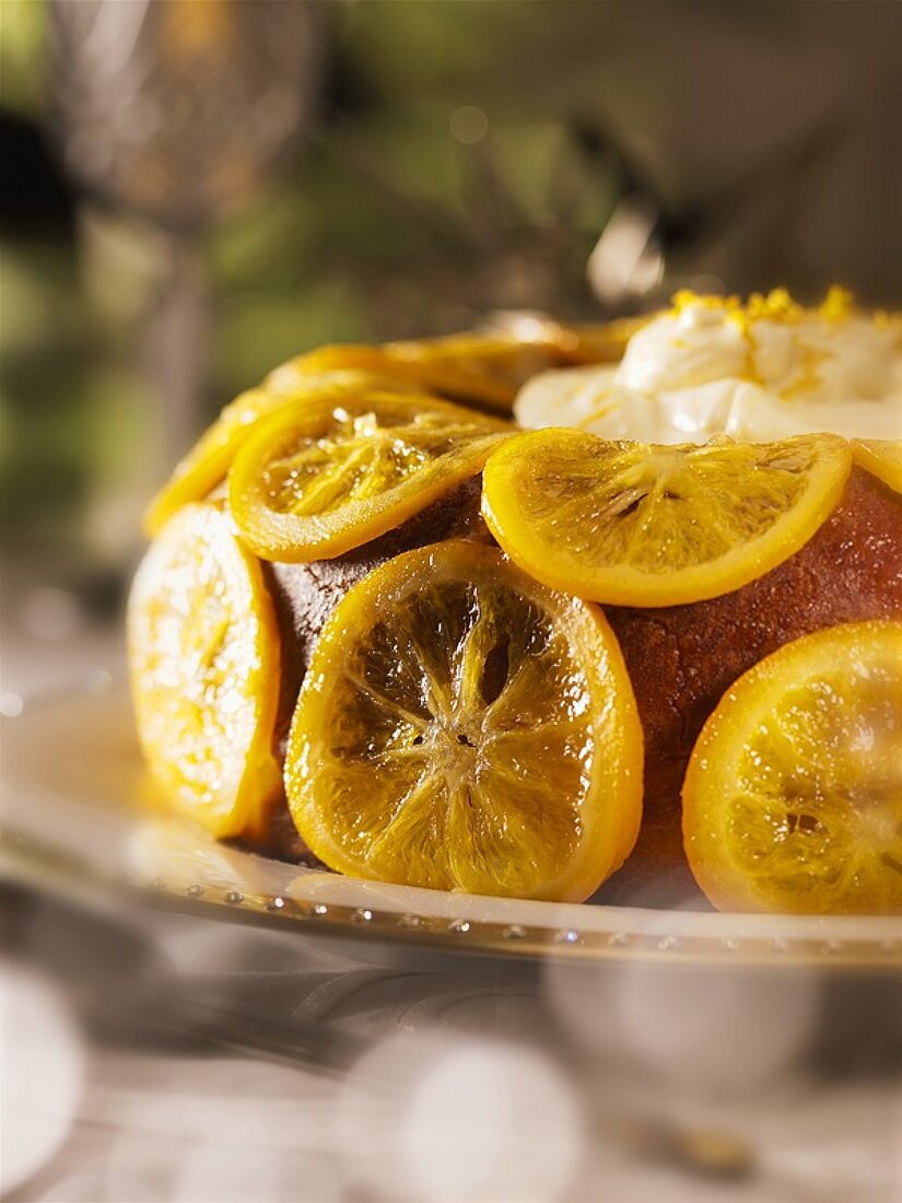 Ein Orangen-Baba mit Schlagsahne (Hefenapfkuchen)