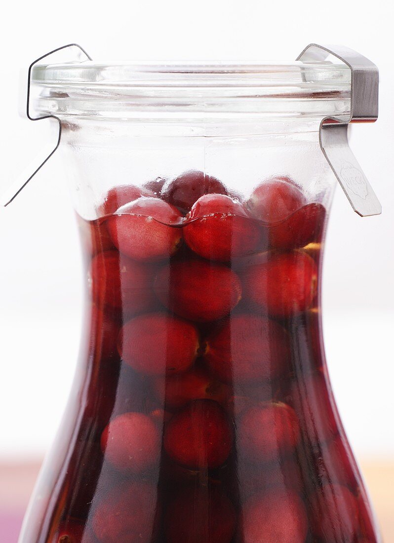 Cranberry-Wodka in einer Karaffe