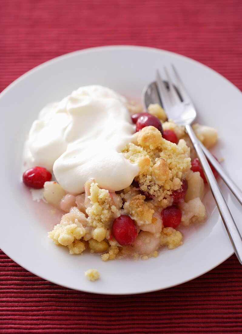 Cranberry Crumble mit Schlagsahne