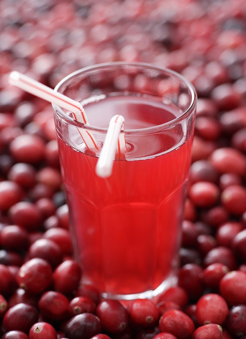 Cranberry-Saft mit Trinkhalmen auf Cranberries