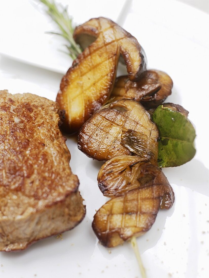 Gegrilltes Kalbssteak mit Pilz-Rosmarin-Spiess