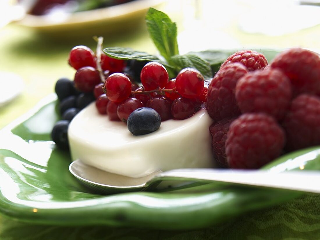 Panna Cotta mit Himbeeren, Blaubeeren und Johannisbeeren