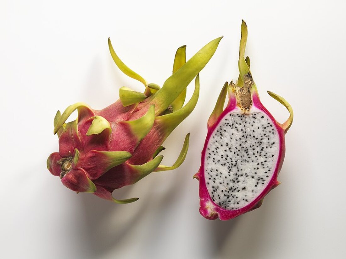 Eine ganze und eine halbe Pitahaya