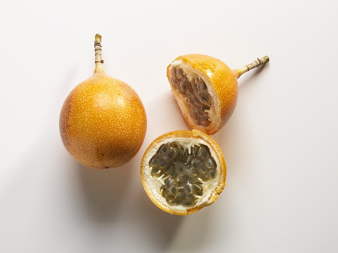 Ganze und halbierte Granadilla