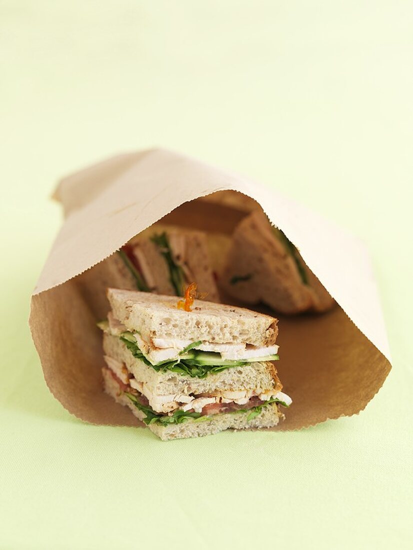 Hähnchen-Sandwiches in einer Papiertüte