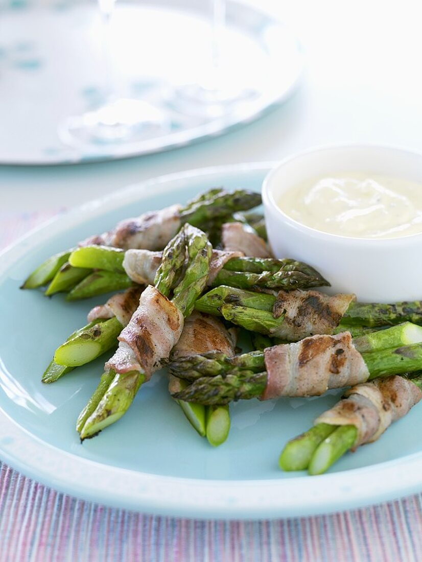 Bacon-wrapped roasted asparagus with dip