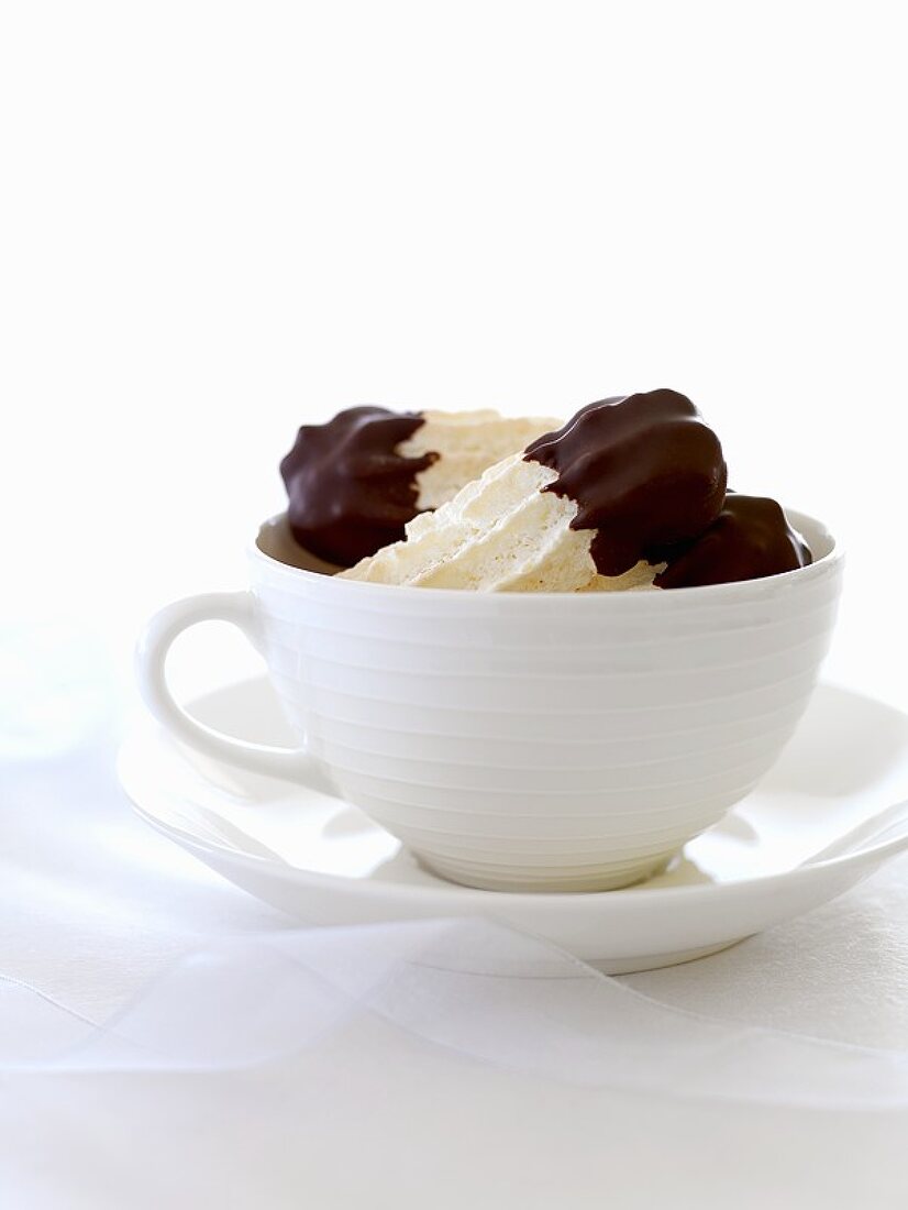Nuss-Baisers mit Schokoladenglasur in einer Tasse