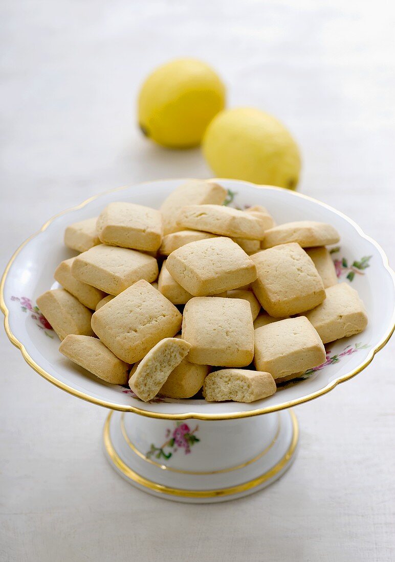 Lemon canistrelli (French cakes)