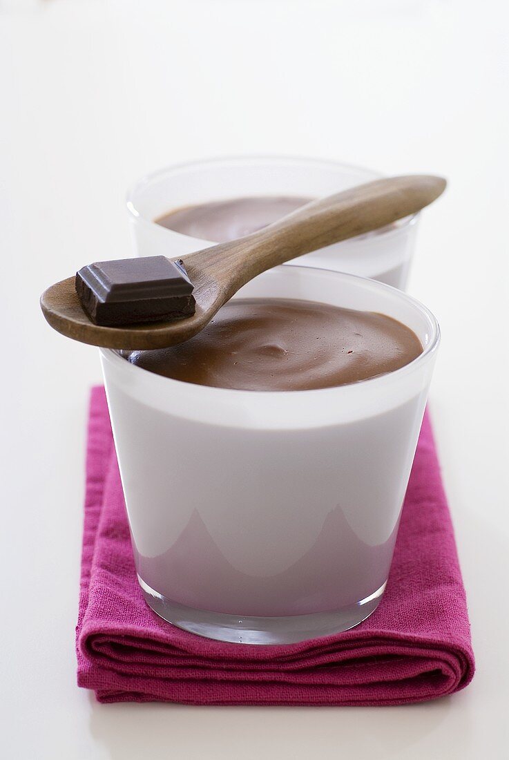 Schokoladenpudding in zwei Gläsern