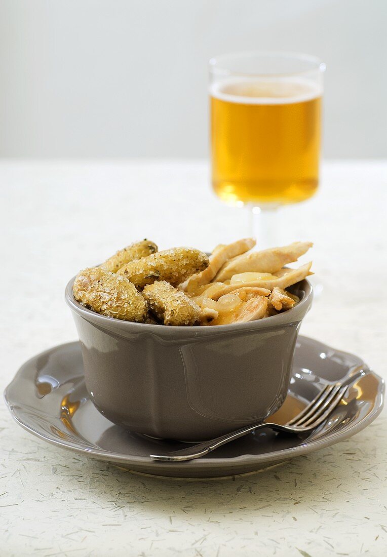 Hähnchenbrust mit Ofenkartoffeln und einem Glas Bier