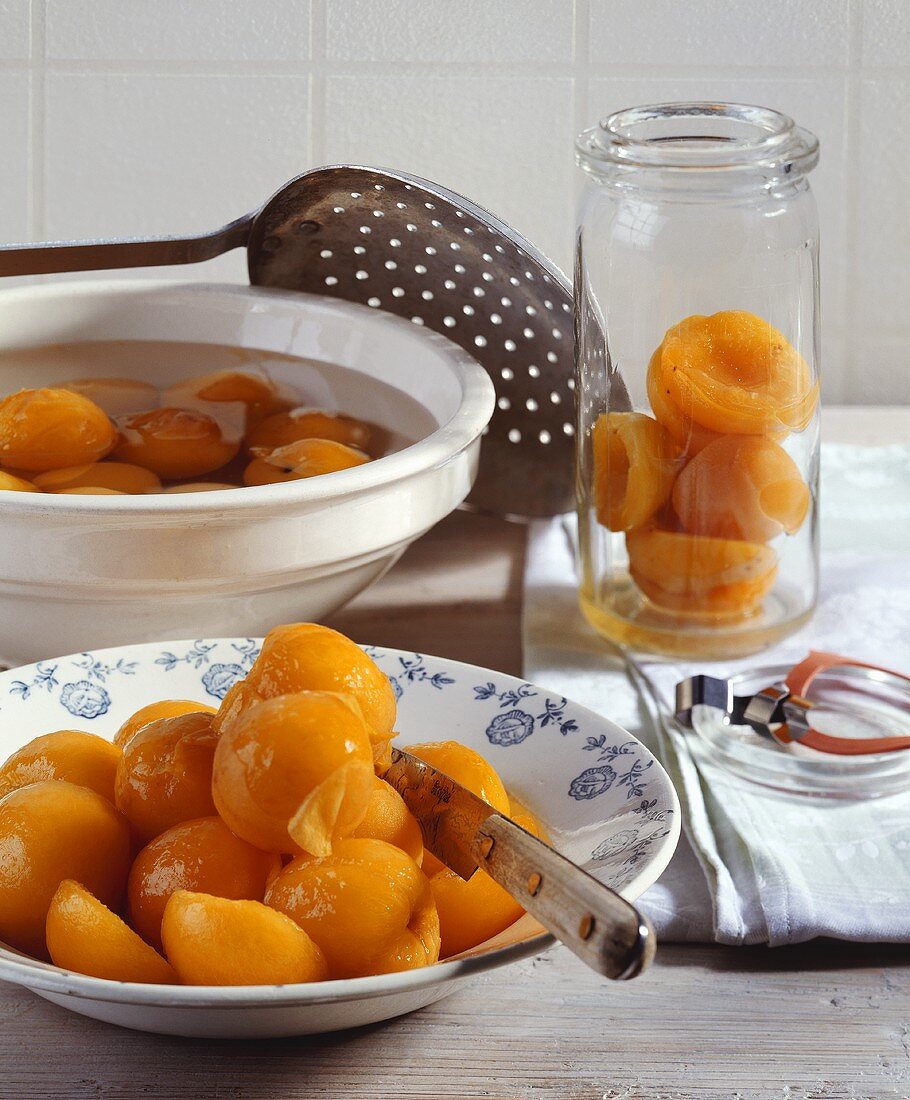 Making apricot compote