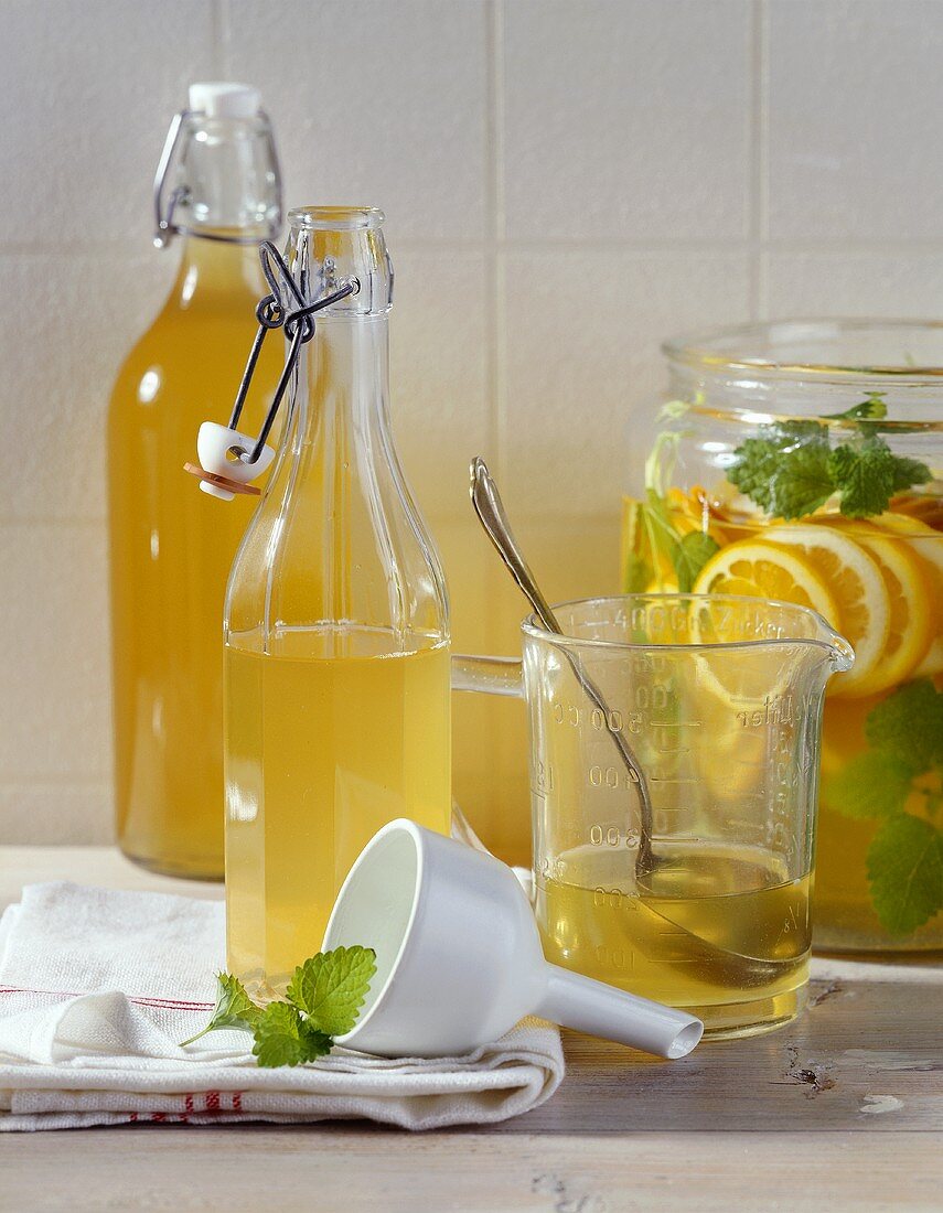 Orangenlikör mit Zitronenmelisse