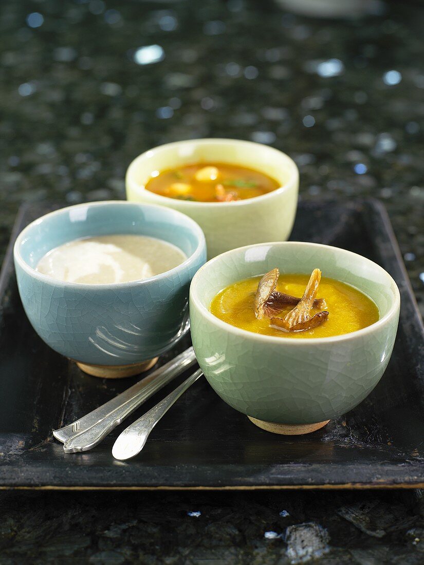 Coconut- and curry soup in bowls on a tray