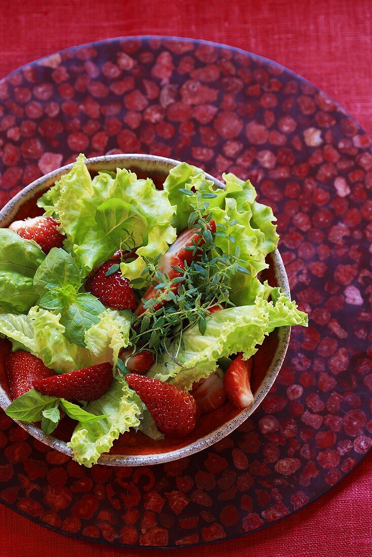 Salad leaves with strawberries and cress