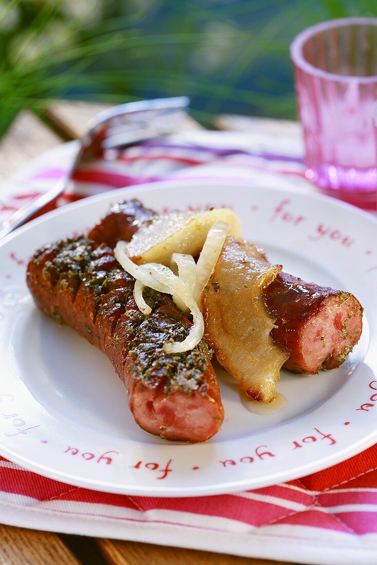 Gebratene Würstchen mit Apfel- und Zwiebelscheiben