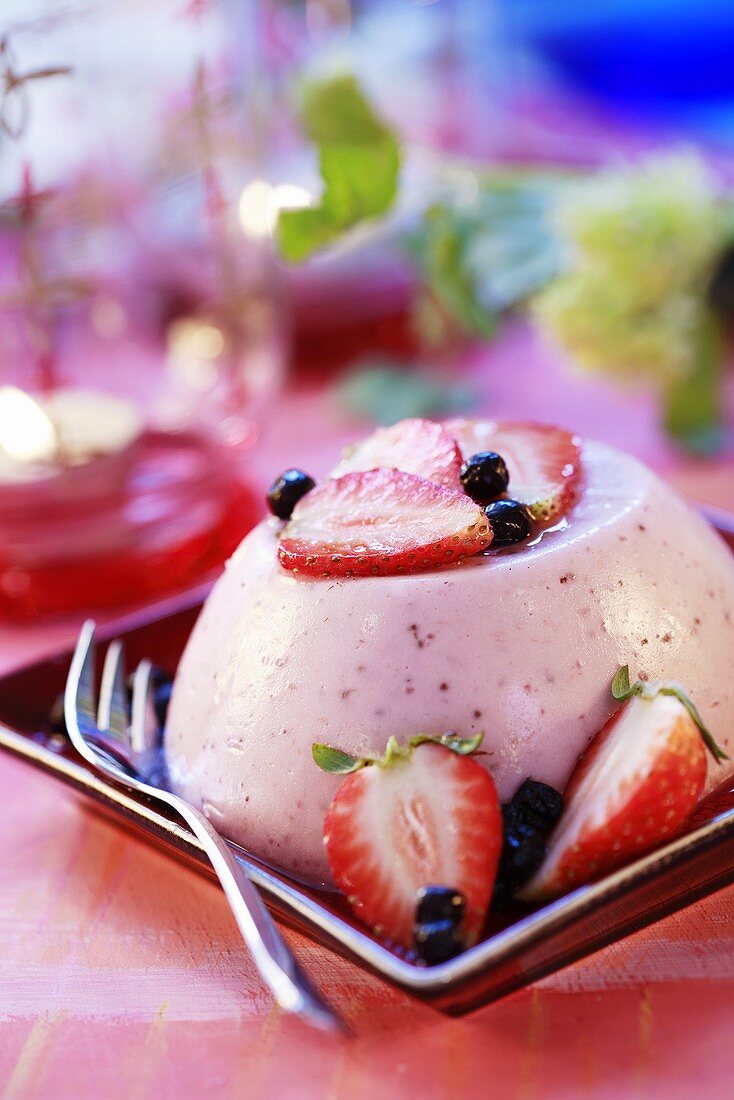 Erdbeer-Panna Cotta mit frischen Erdbeeren