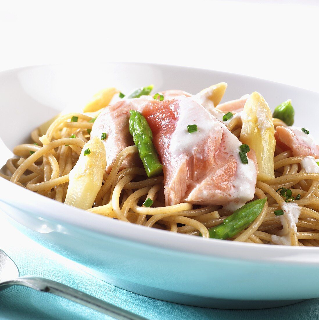 Spaghetti with asparagus tips and salmon
