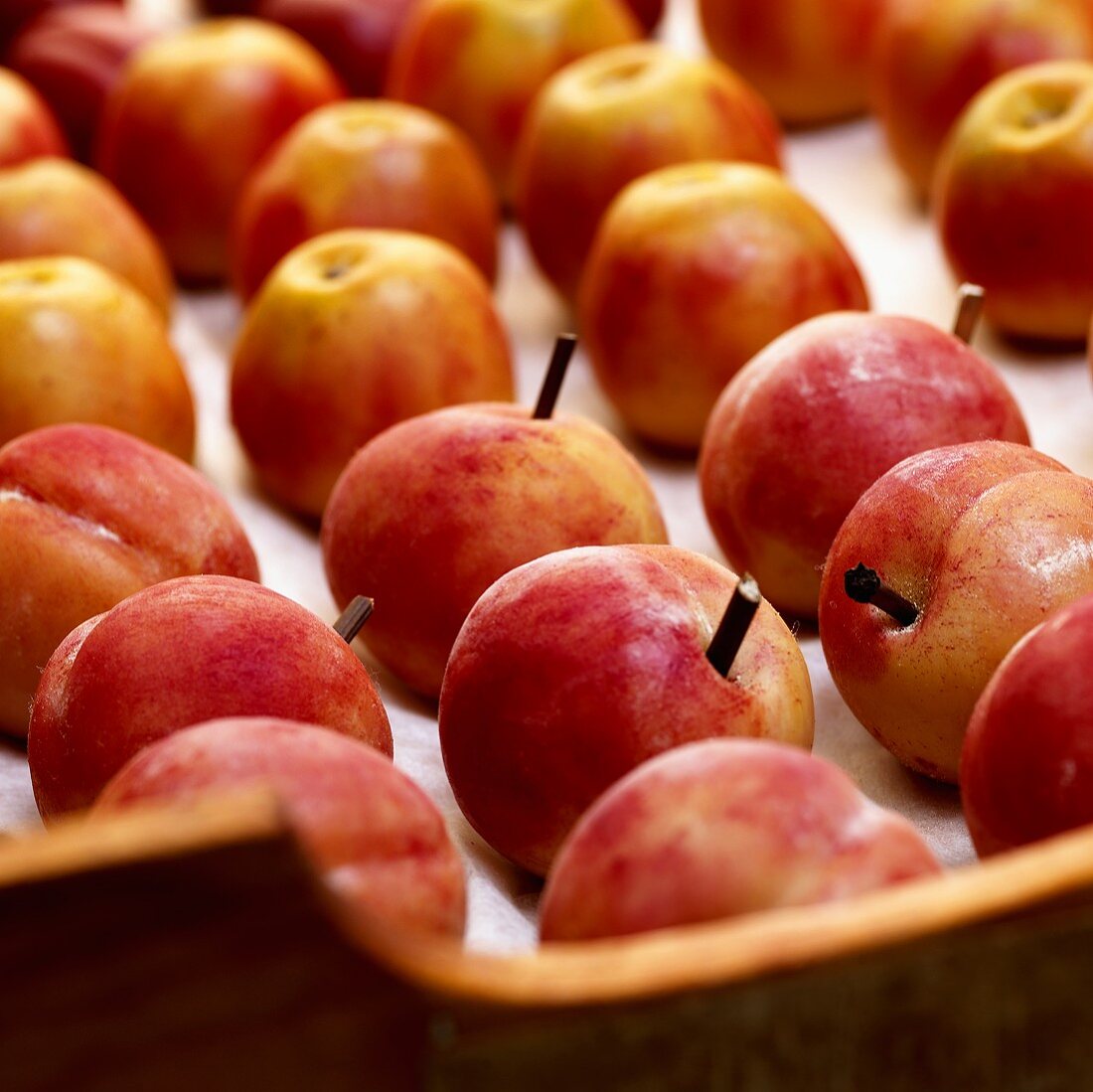 Marzipan-Pfirsiche und -Äpfel