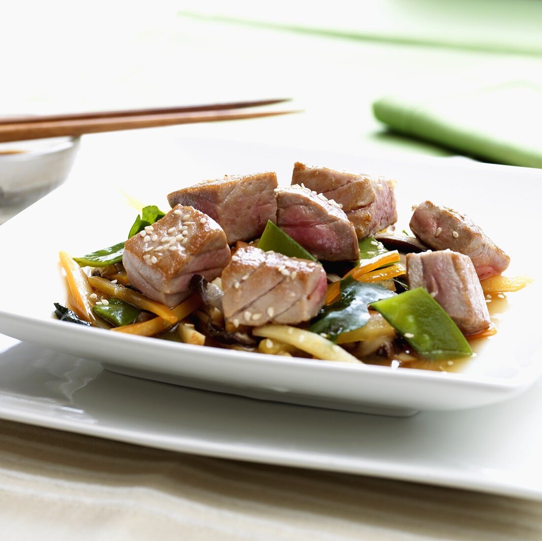 Stir-fried tuna and vegetables with sesame seeds