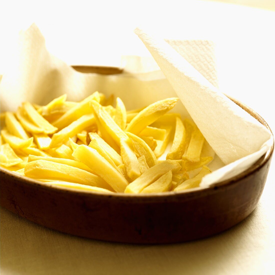 Selbstgemachte Pommes frites auf Küchenkrepp