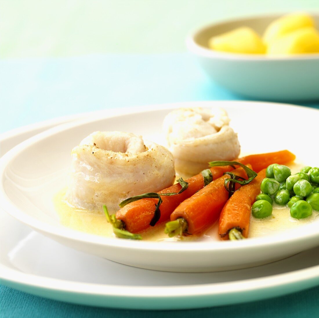 Sole rolls with carrots and peas
