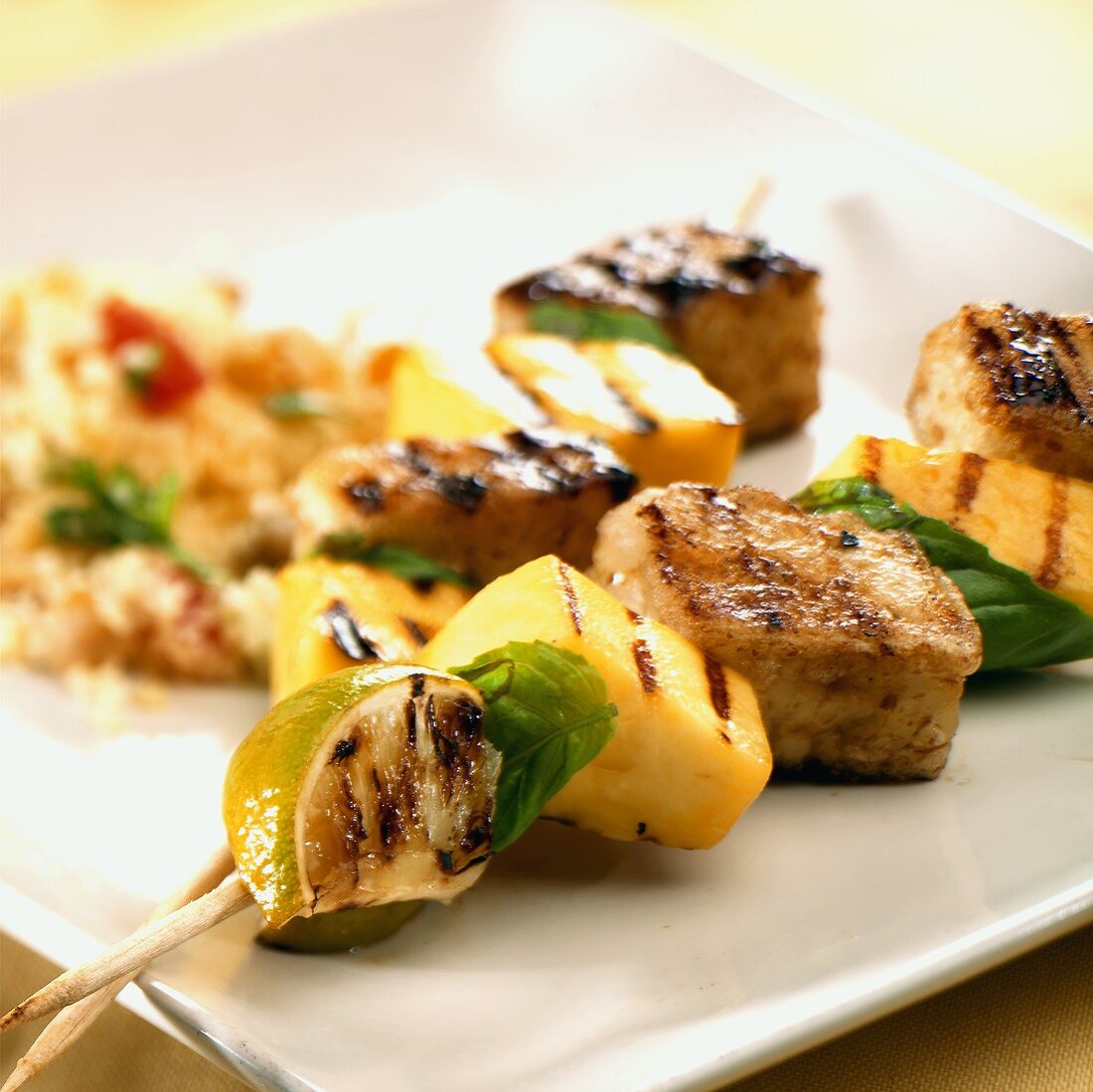 Zwei gegrillte Tofu-Mango-Spiesse