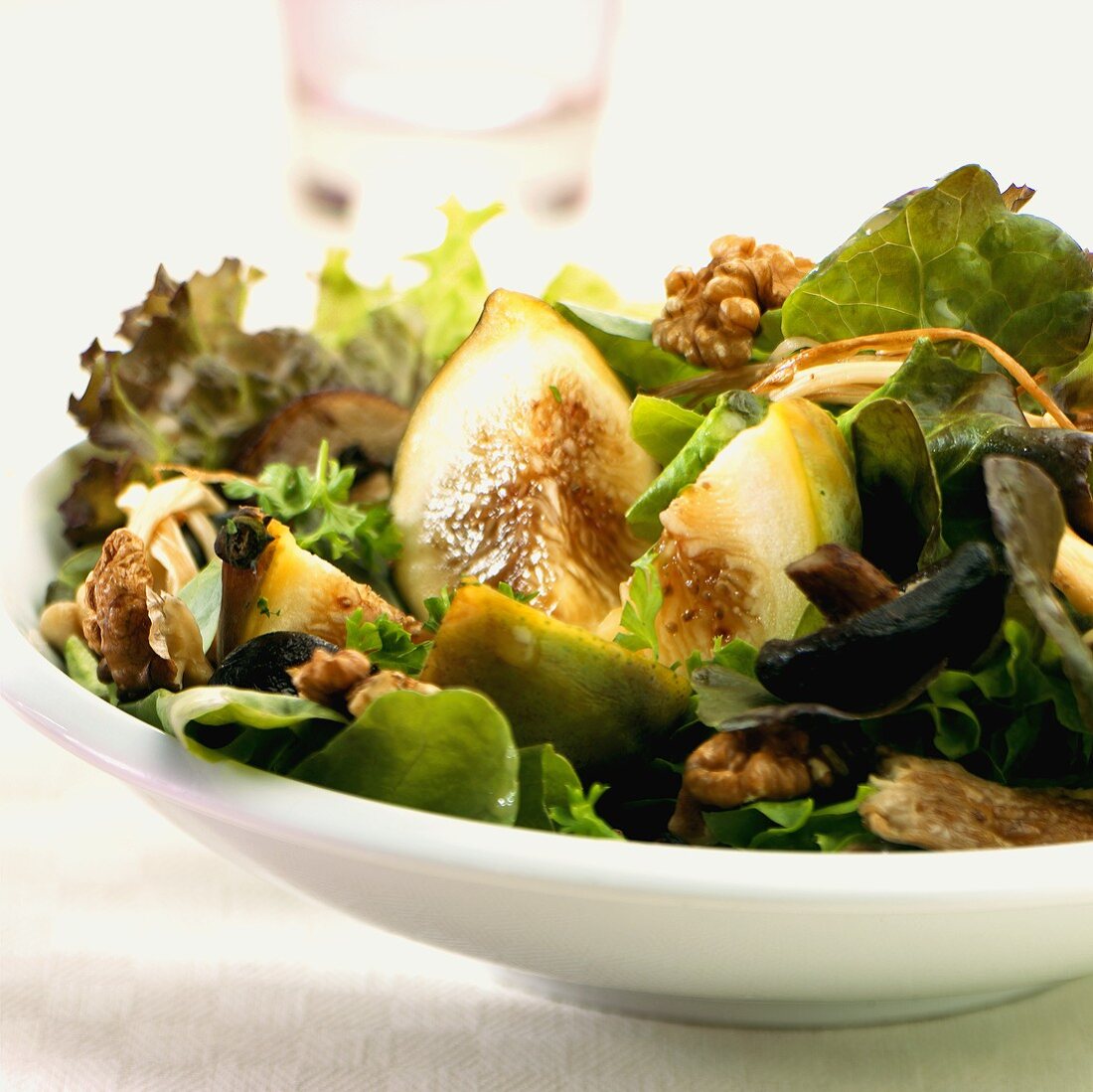 Salad leaves with figs and walnuts (autumnal)