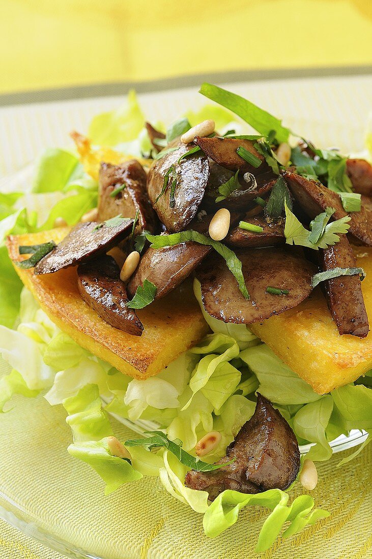 Kaninchen-Leber auf gebratener Polenta und Blattsalat