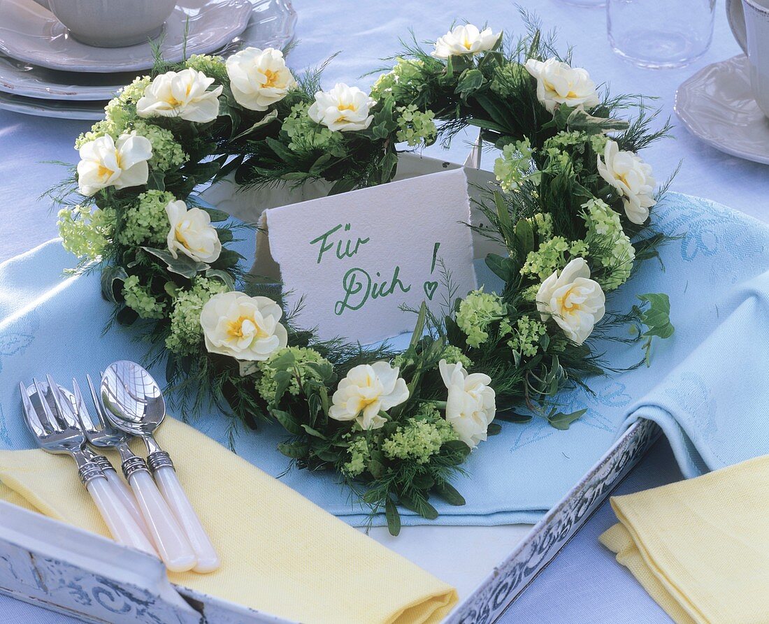 Heart-shaped flower wreath with card: For you (in German)