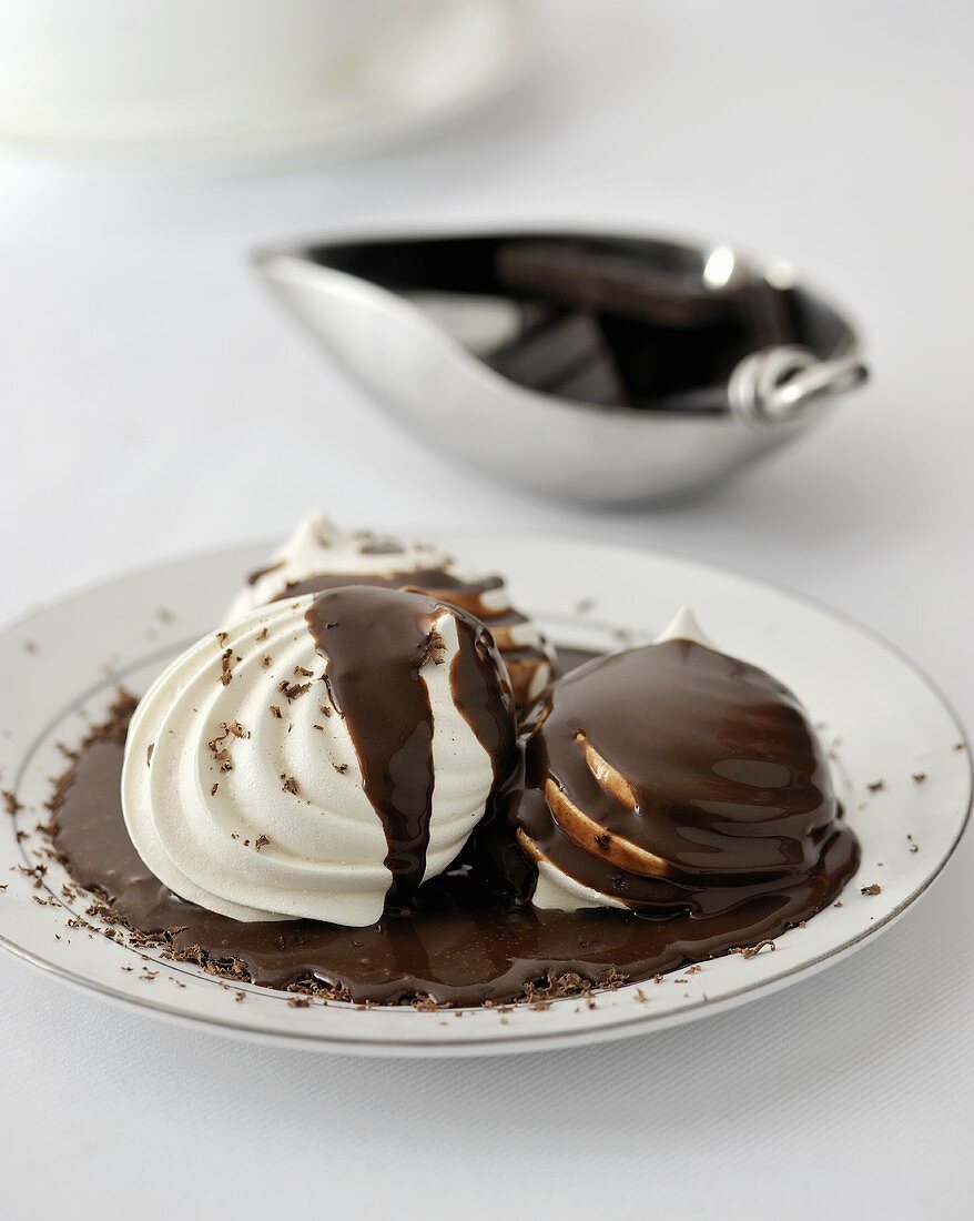 Meringues with chocolate sauce