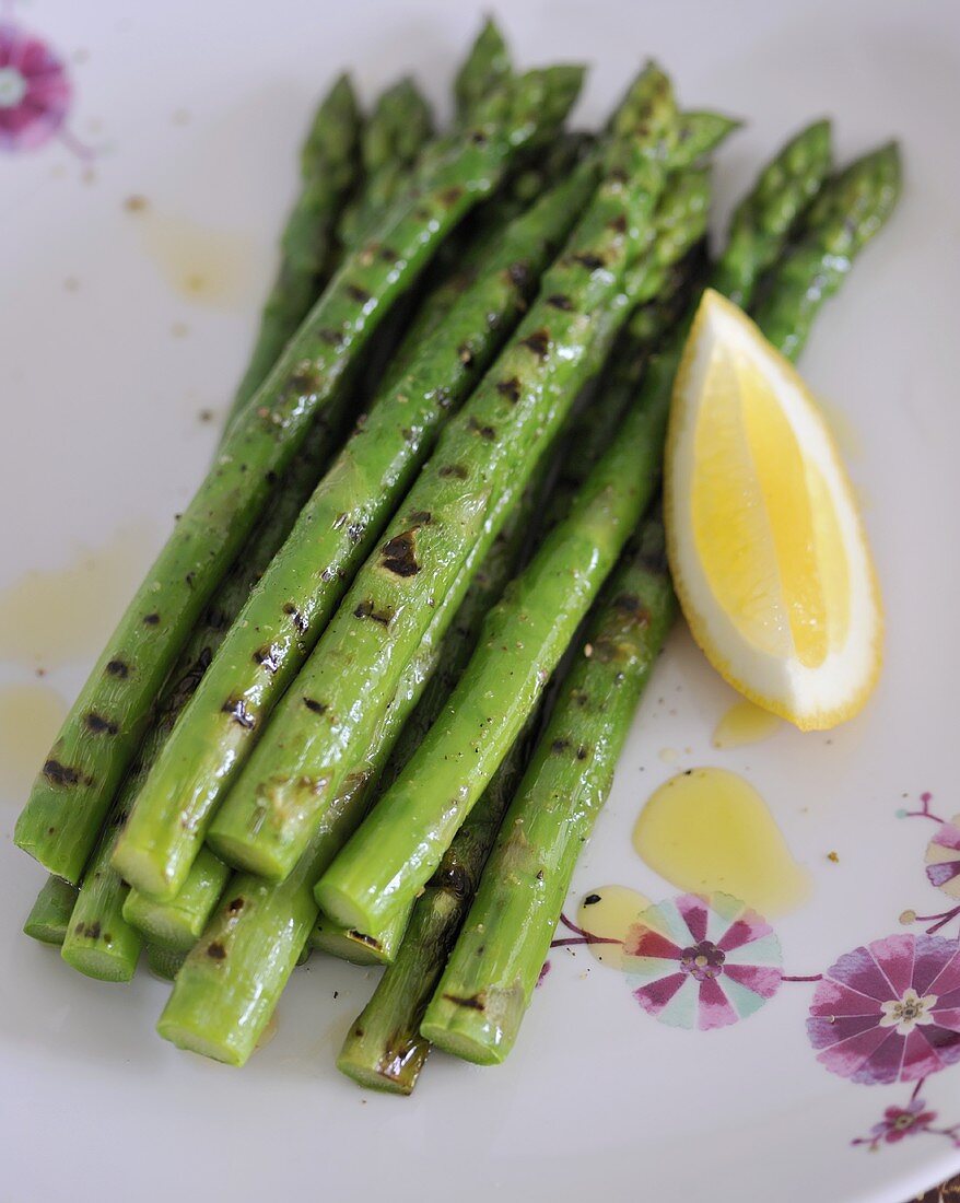 Gegrillter grüner Spargel mit Zitrone