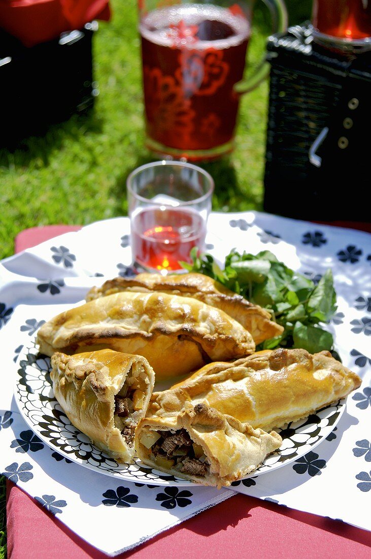 Cornish Pasties (Teigtasche mit Kartoffel-Fleisch-Füllung)