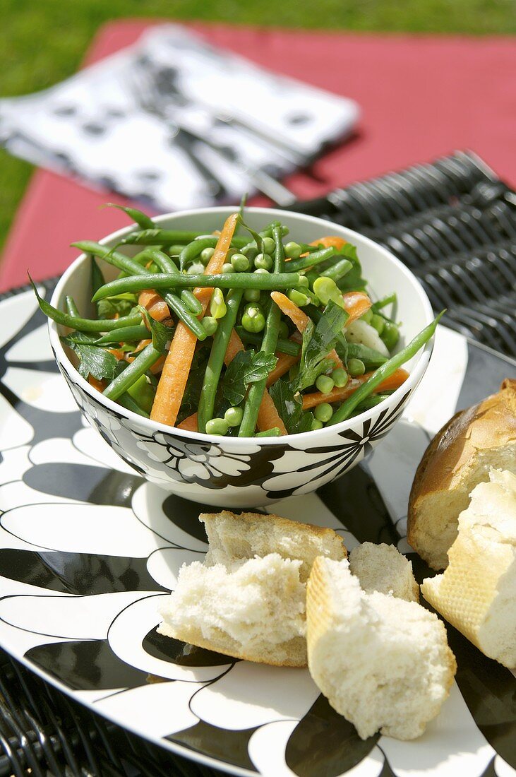 Picknick: Hülsenfrüchtesalat mit Karotten in einer Schüssel
