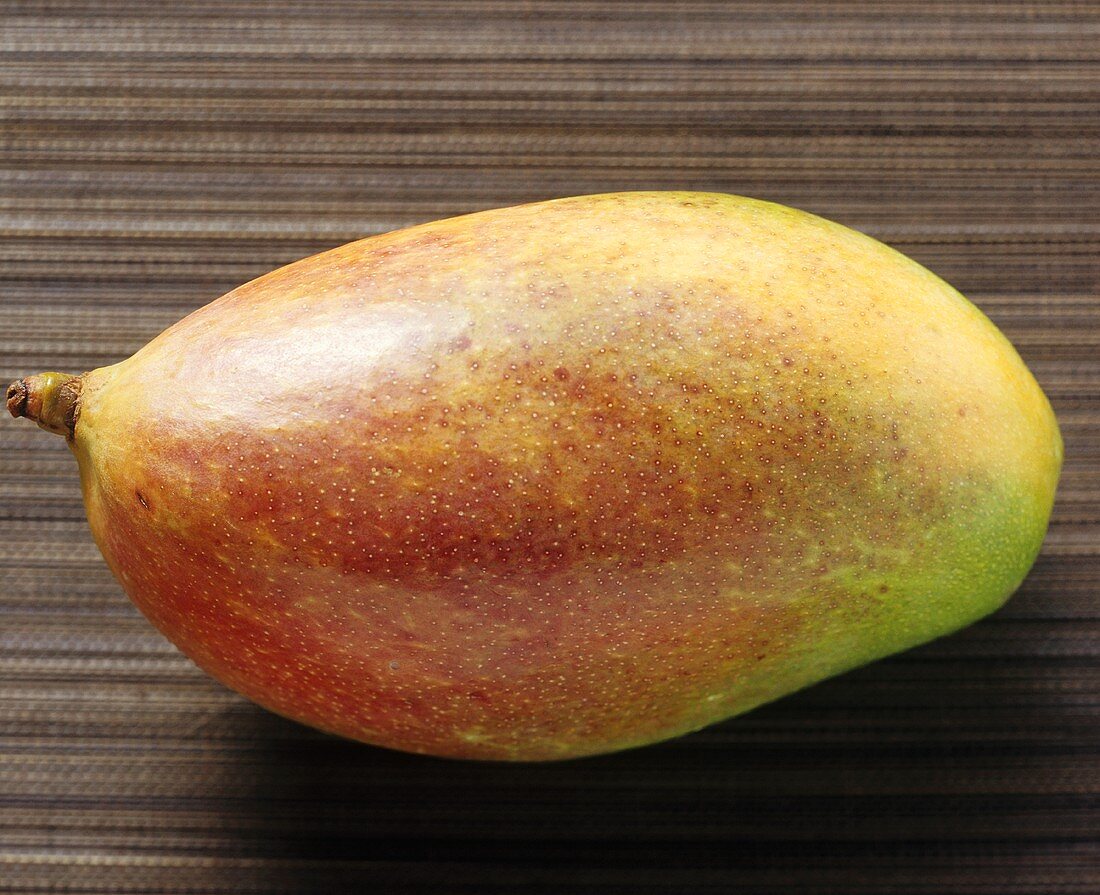Eine ganze Mango