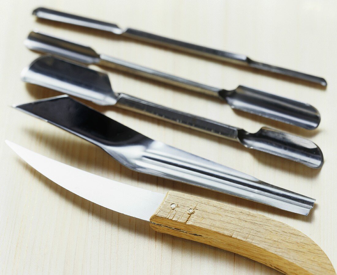 Verschiedene Schnitz-Messer und Werkzeuge