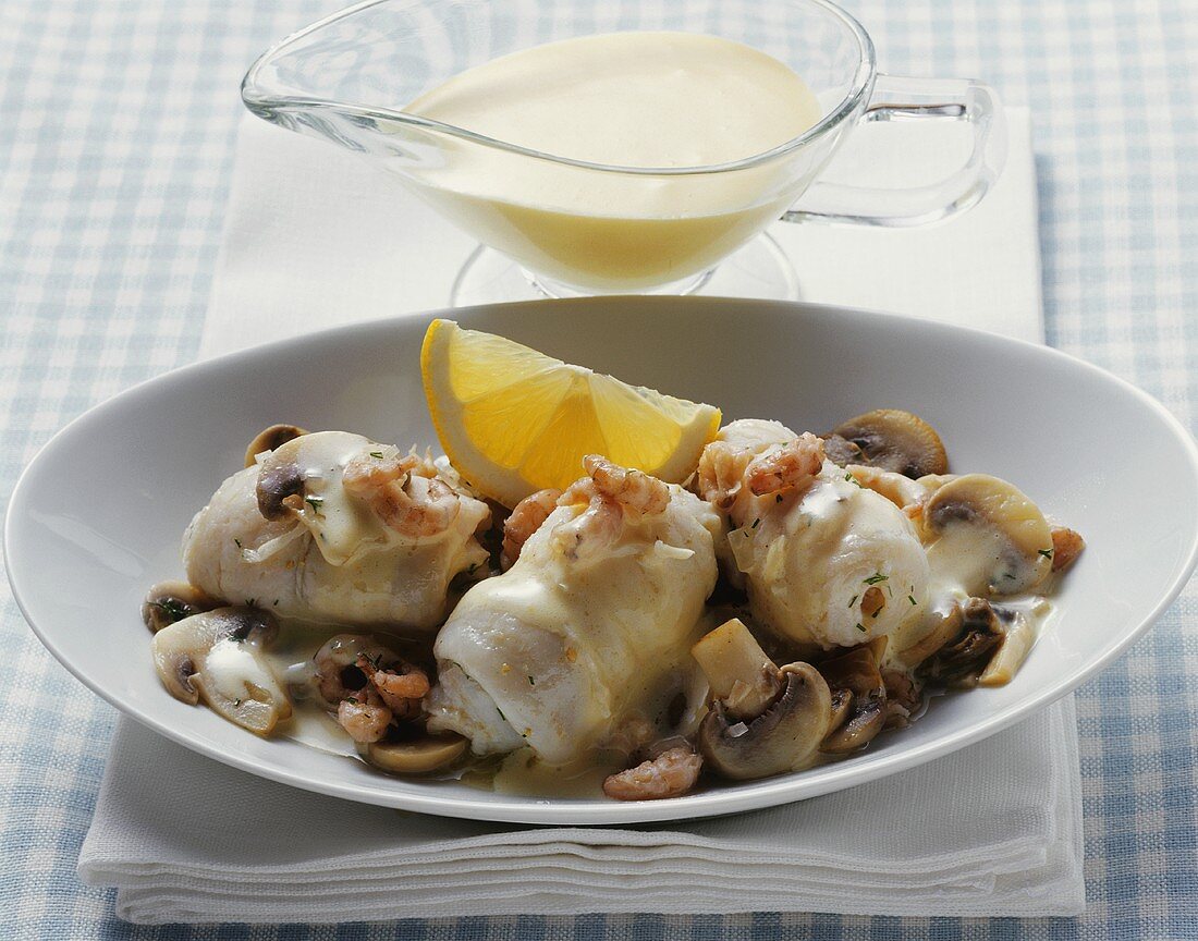 Seezungenröllchen mit Zitronen-Krabben-Sauce und Champignons