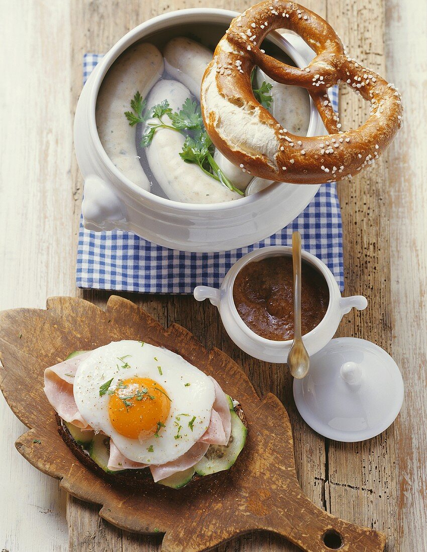 Weisswürste im Sud mit Breze, Senftöpchen und Strammer Max