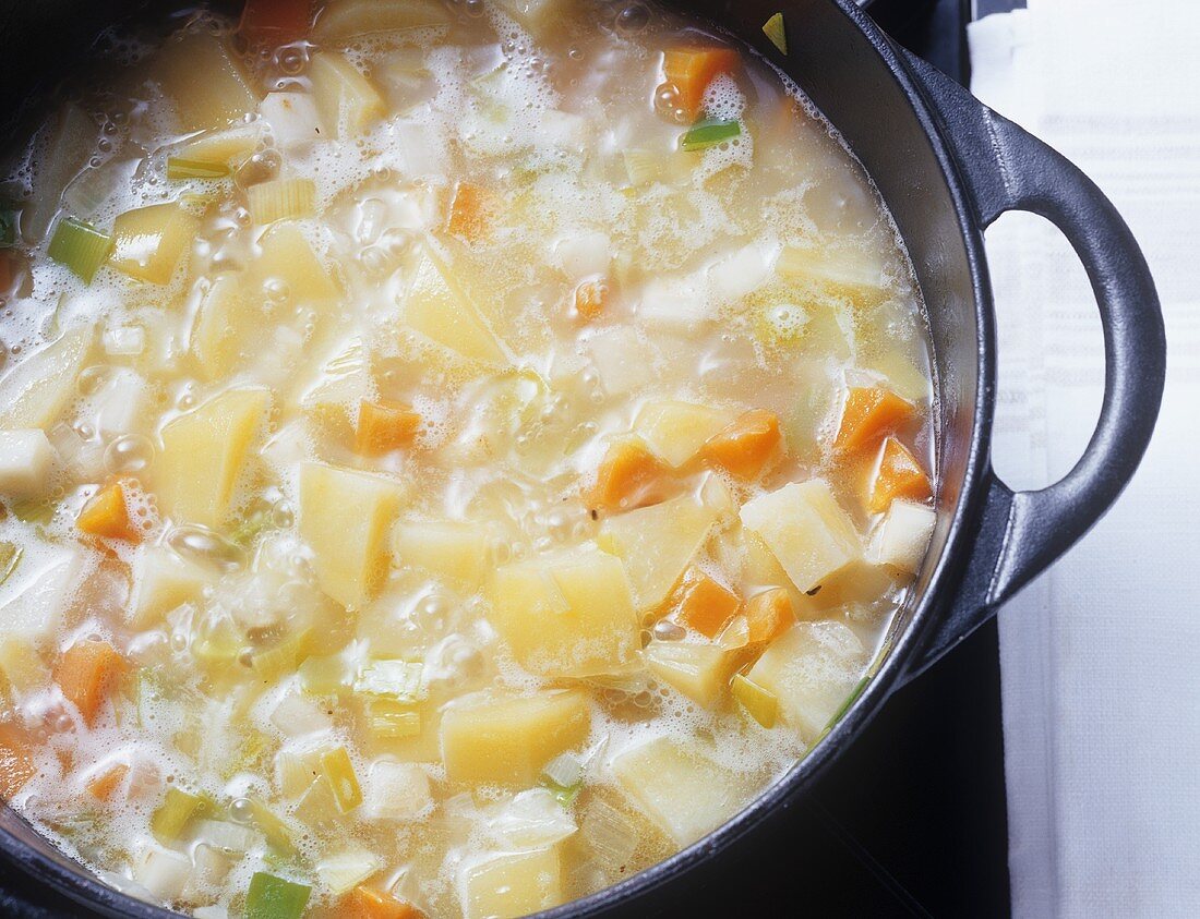 Bouillonkartoffeln kochen in einer Gusseisenpfanne