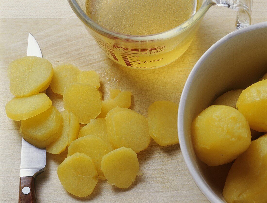 Ganze, geschnittene Kartoffeln mit Brühe für Kartoffelsalat