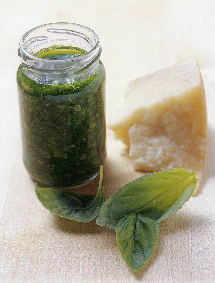 Basilikum-Petersilien-Pesto in einem Glas mit Parmesan